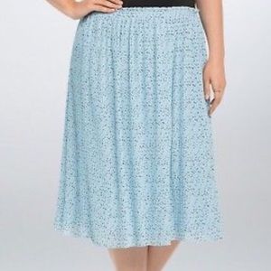 Torrid chiffon pleated mid skirt light blue stars